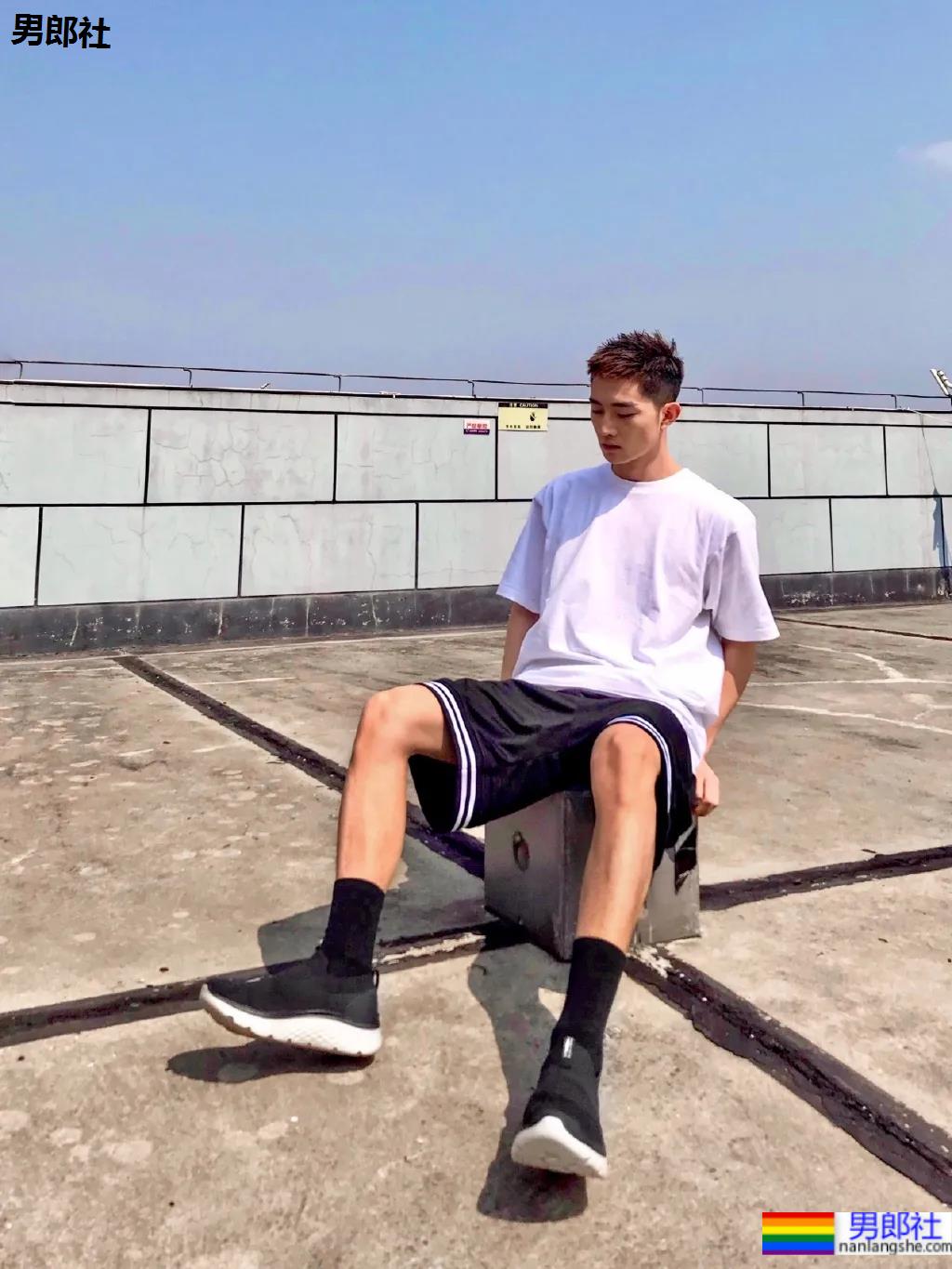 篮球服小哥哥，大长腿颜值可 - 51虹马