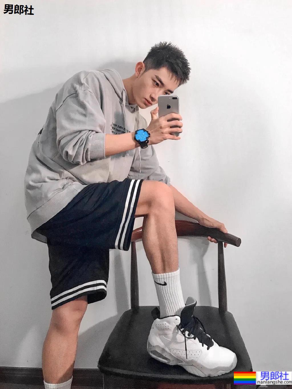 篮球服小哥哥，大长腿颜值可 - 51虹马