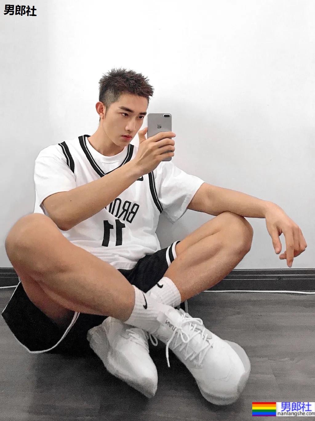 篮球服小哥哥，大长腿颜值可 - 51虹马