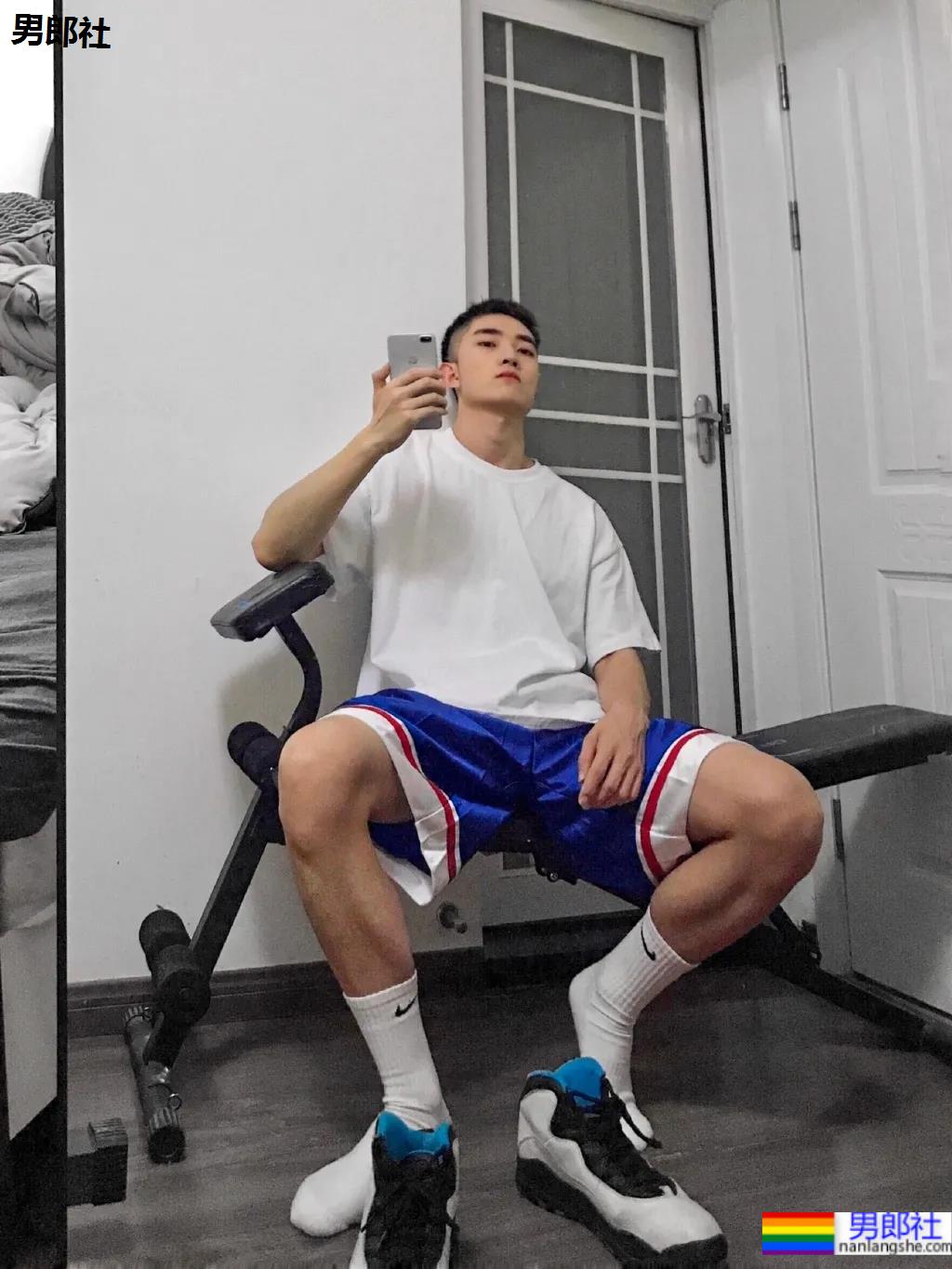 篮球服小哥哥，大长腿颜值可 - 51虹马