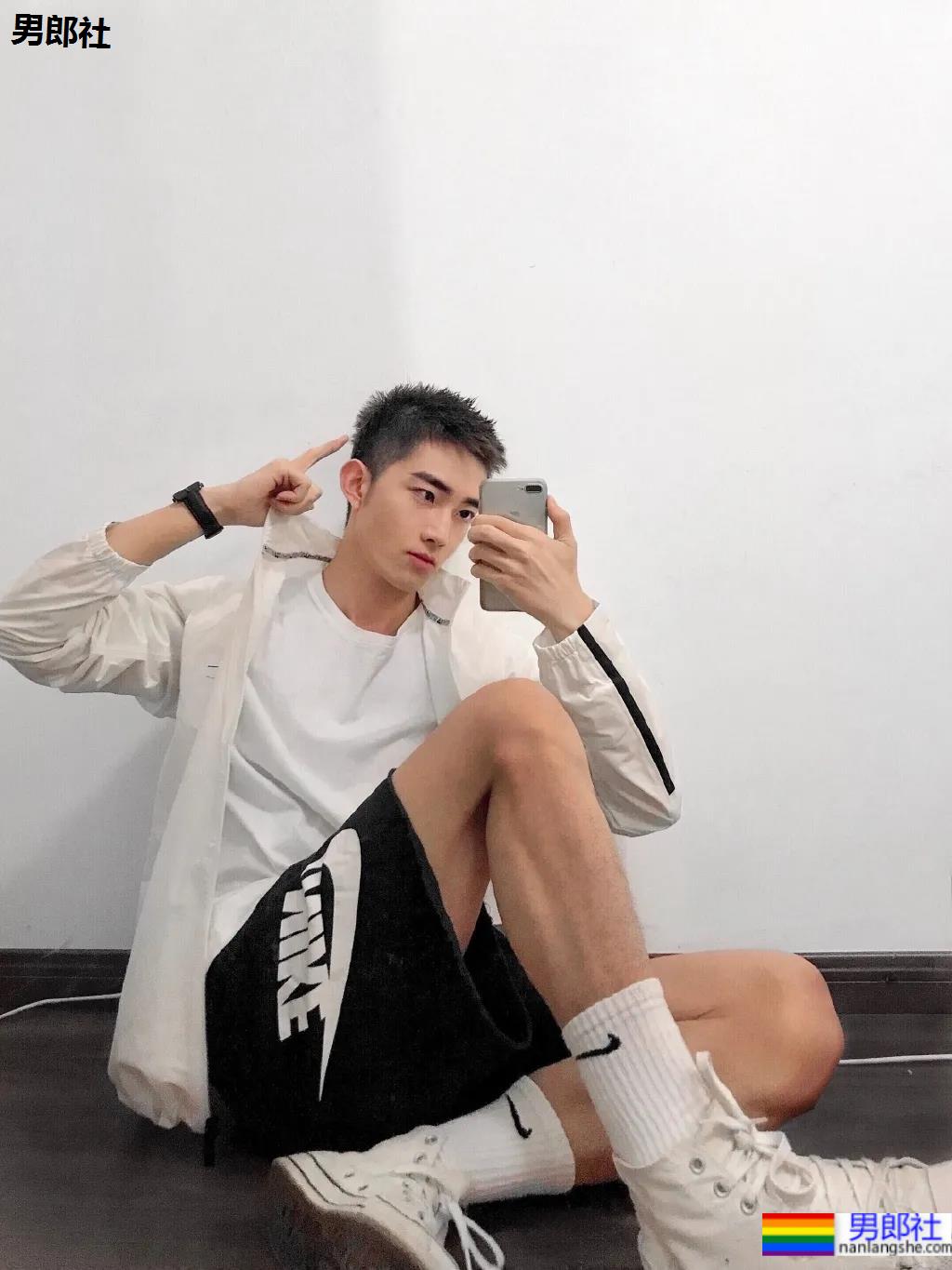 篮球服小哥哥，大长腿颜值可 - 51虹马