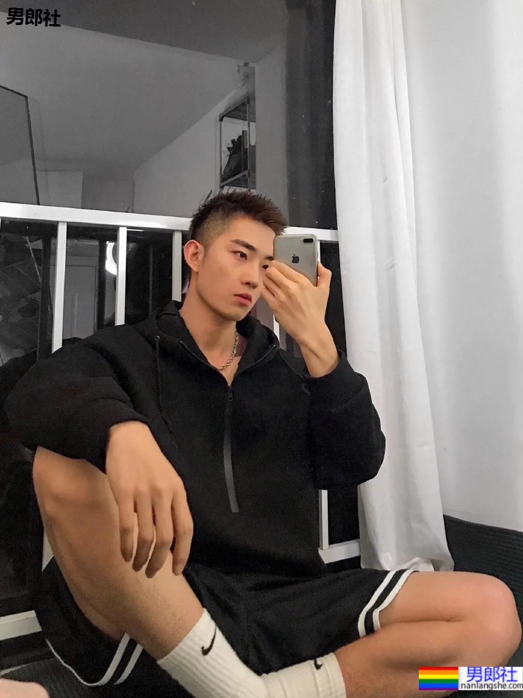 篮球服小哥哥，大长腿颜值可 - 51虹马