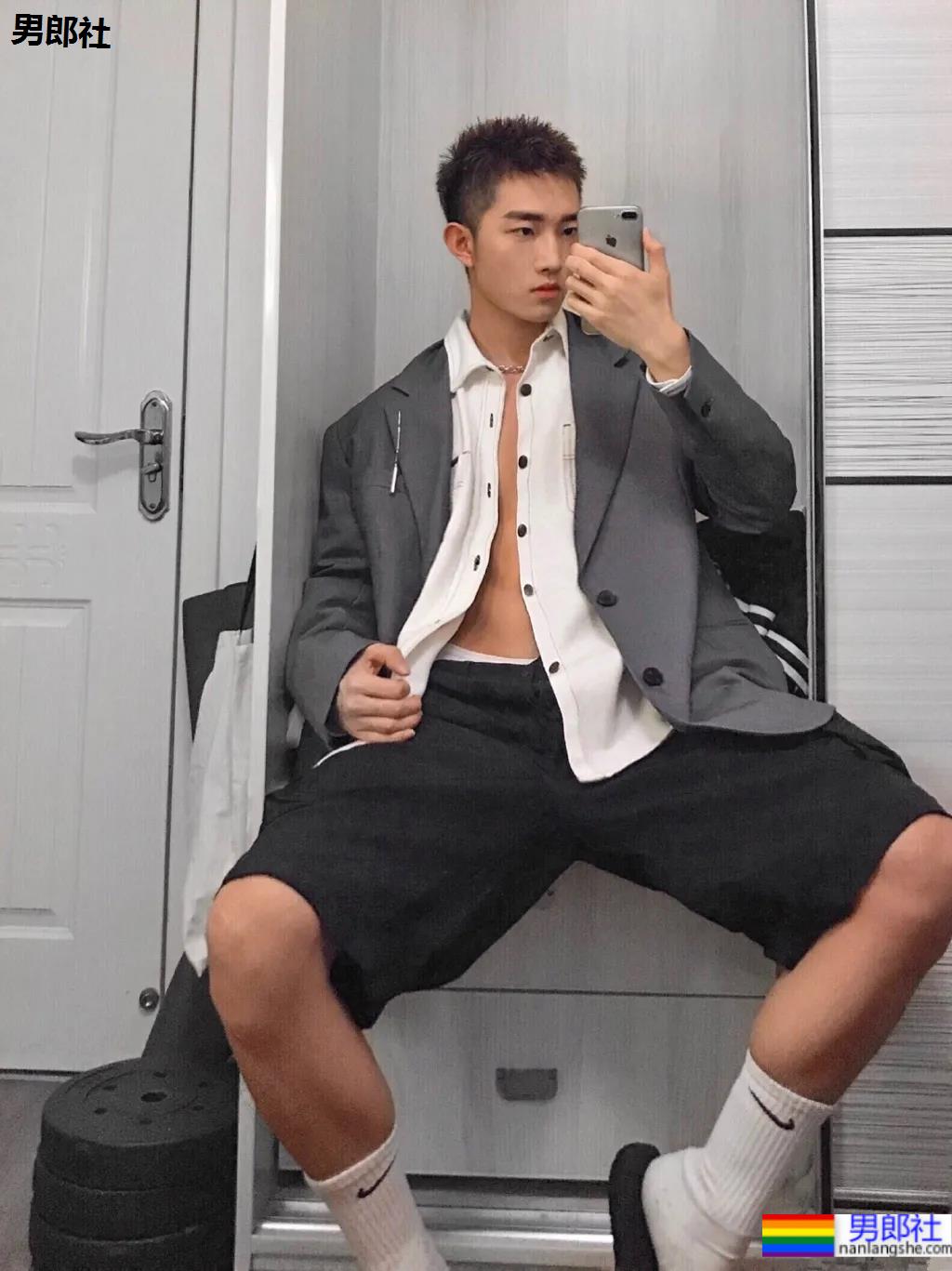 篮球服小哥哥，大长腿颜值可 - 51虹马