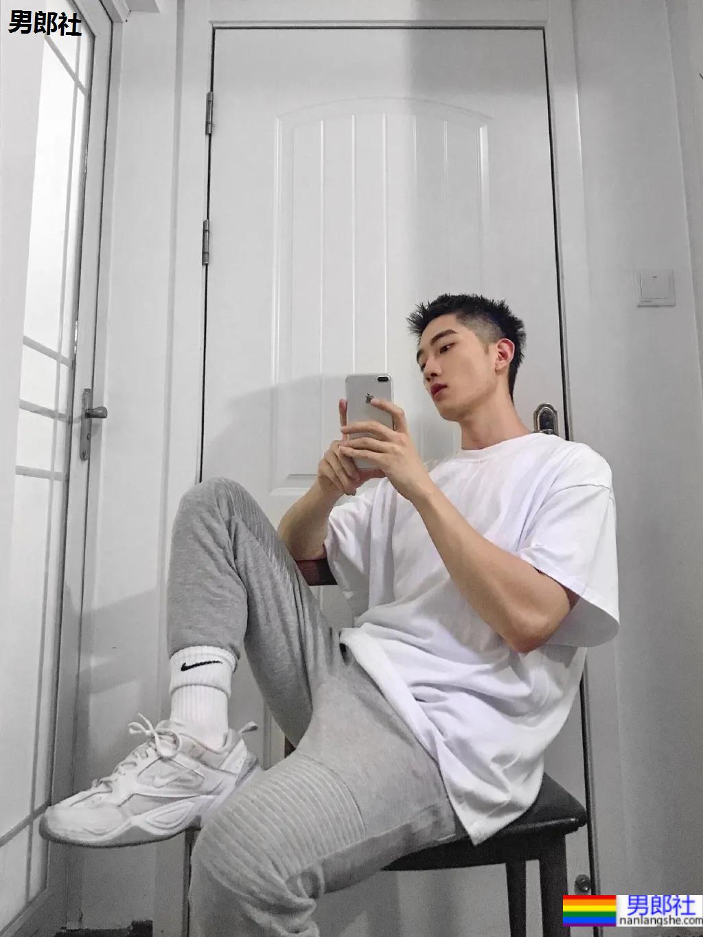 篮球服小哥哥，大长腿颜值可 - 51虹马