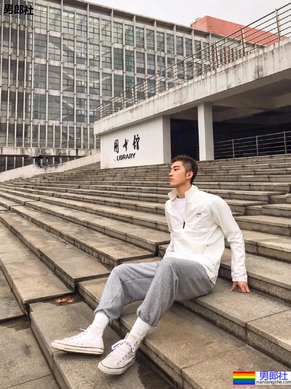 篮球服小哥哥，大长腿颜值可 - 51虹马