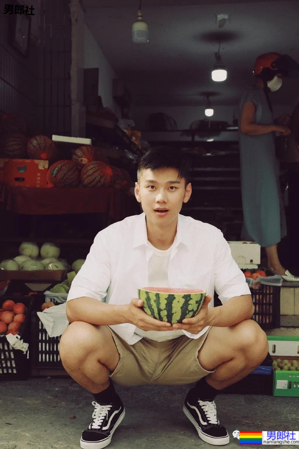 李宁的新模特火了，188CM山东小哥就是一“翘屁嫩男”！ - 51虹马