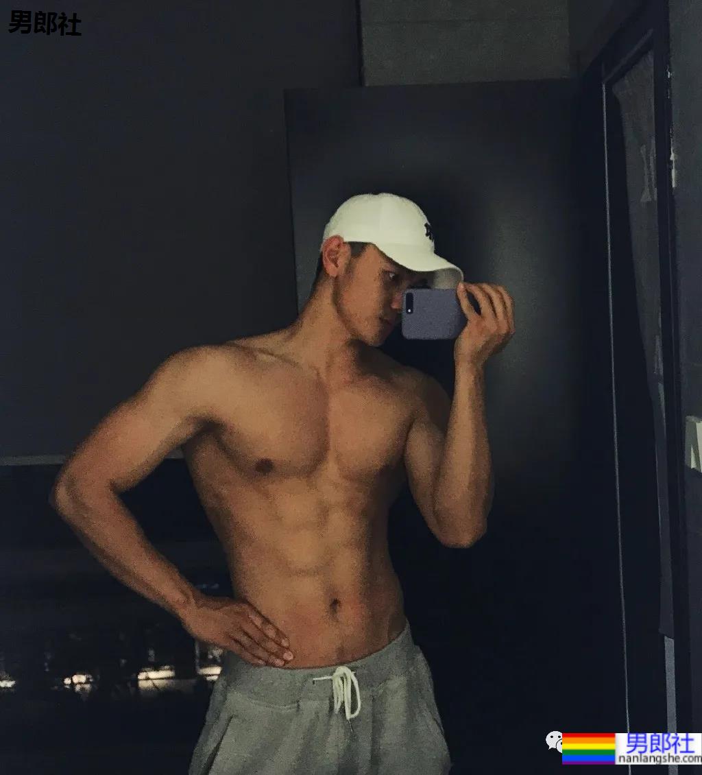 李宁的新模特火了，188CM山东小哥就是一“翘屁嫩男”！ - 51虹马