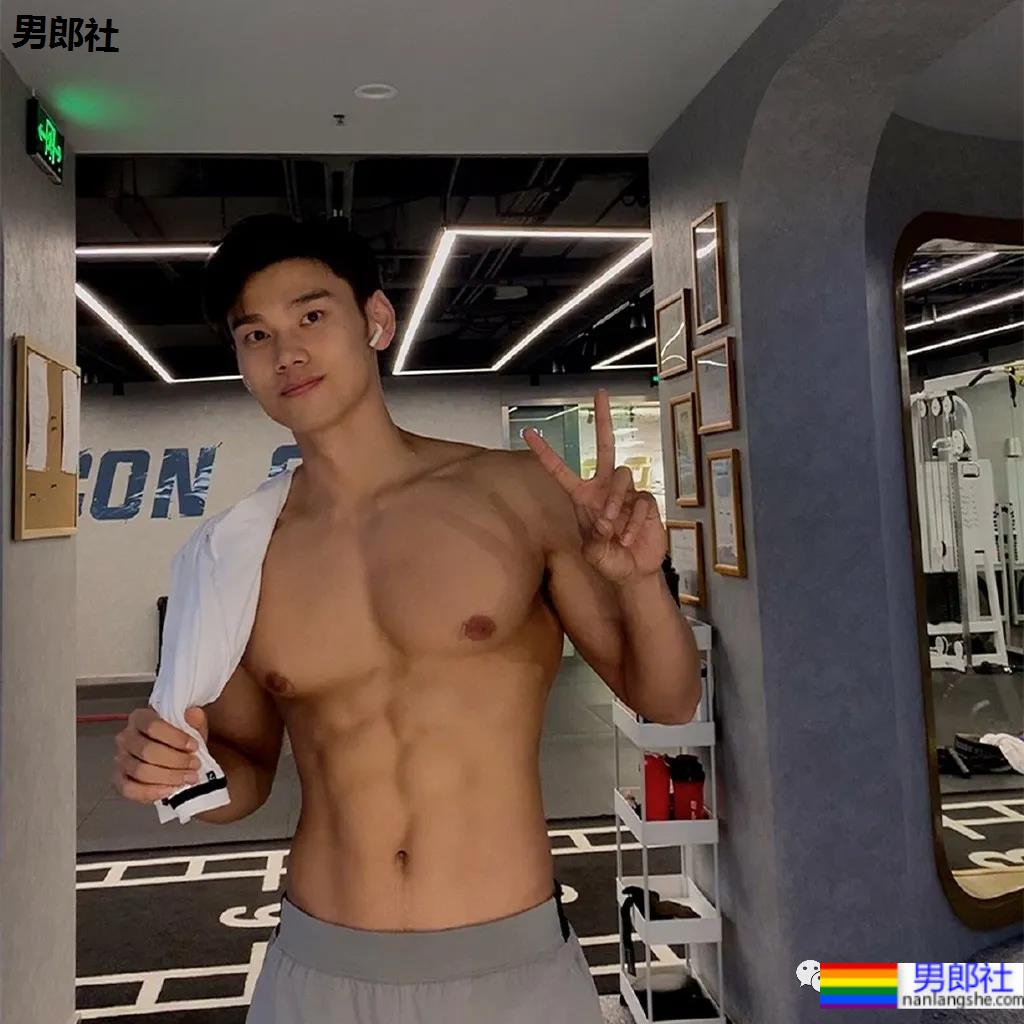 李宁的新模特火了，188CM山东小哥就是一“翘屁嫩男”！ - 51虹马