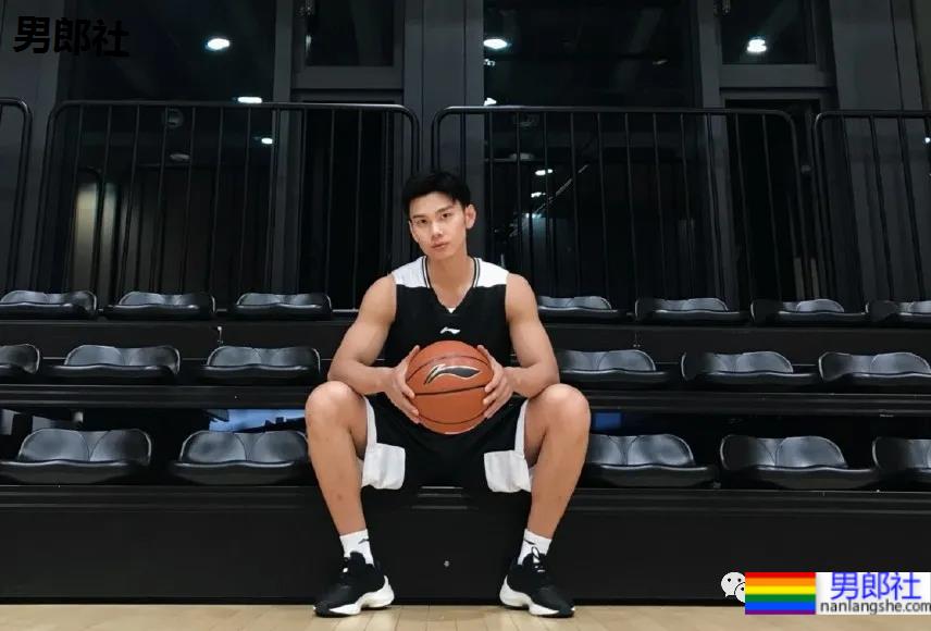 李宁的新模特火了，188CM山东小哥就是一“翘屁嫩男”！ - 51虹马