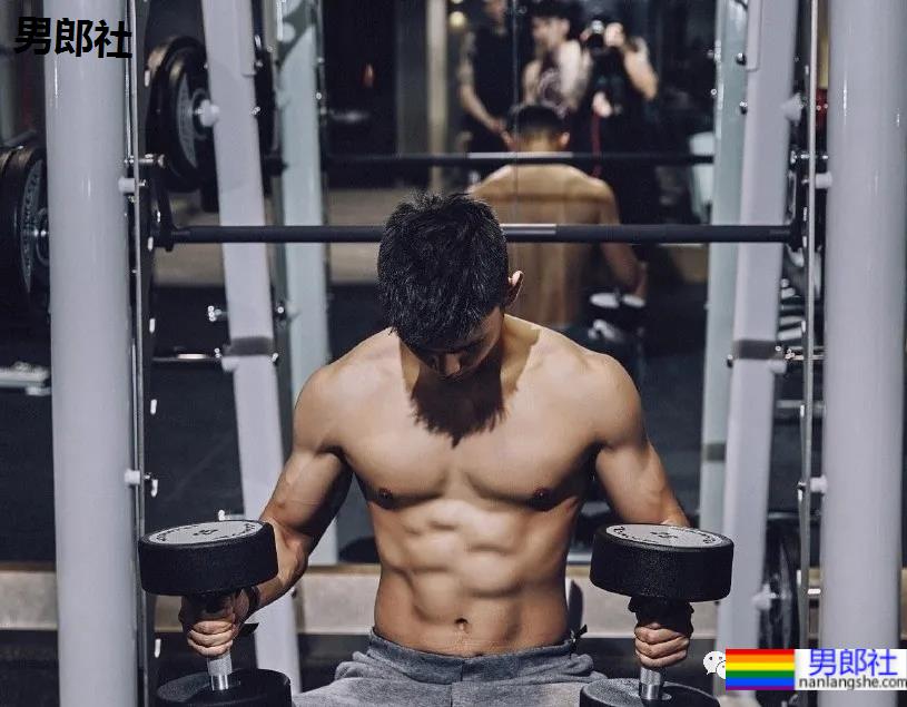 李宁的新模特火了，188CM山东小哥就是一“翘屁嫩男”！ - 51虹马