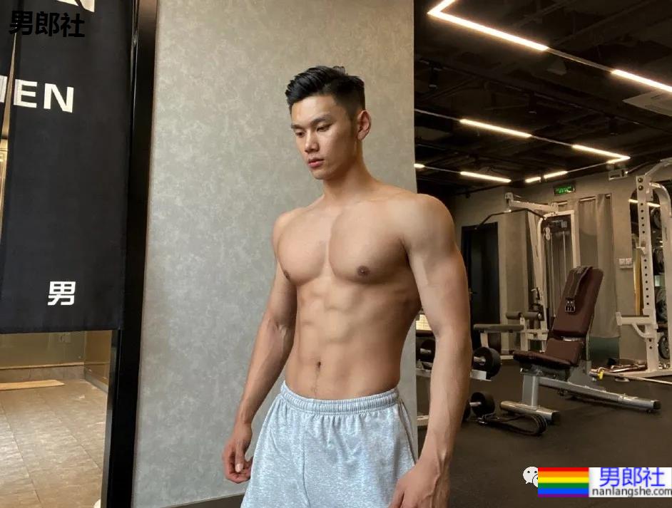 李宁的新模特火了，188CM山东小哥就是一“翘屁嫩男”！ - 51虹马