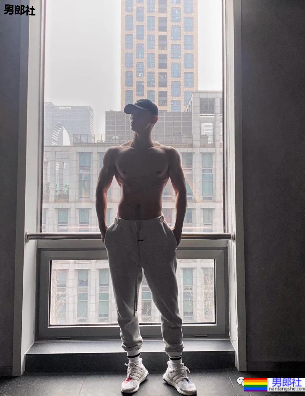 李宁的新模特火了，188CM山东小哥就是一“翘屁嫩男”！ - 51虹马