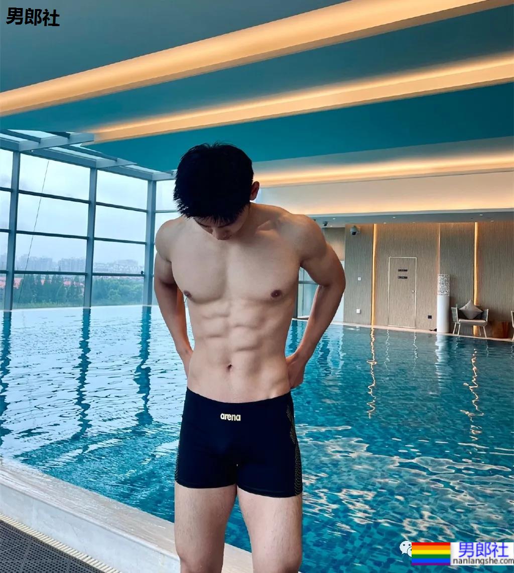 李宁的新模特火了，188CM山东小哥就是一“翘屁嫩男”！ - 51虹马