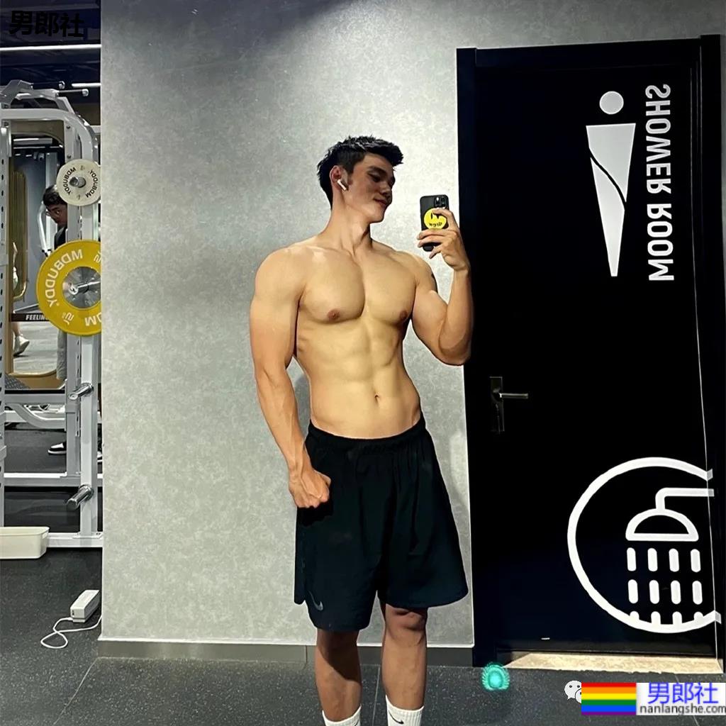 李宁的新模特火了，188CM山东小哥就是一“翘屁嫩男”！ - 51虹马