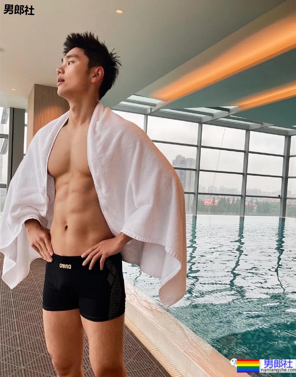 李宁的新模特火了，188CM山东小哥就是一“翘屁嫩男”！ - 51虹马