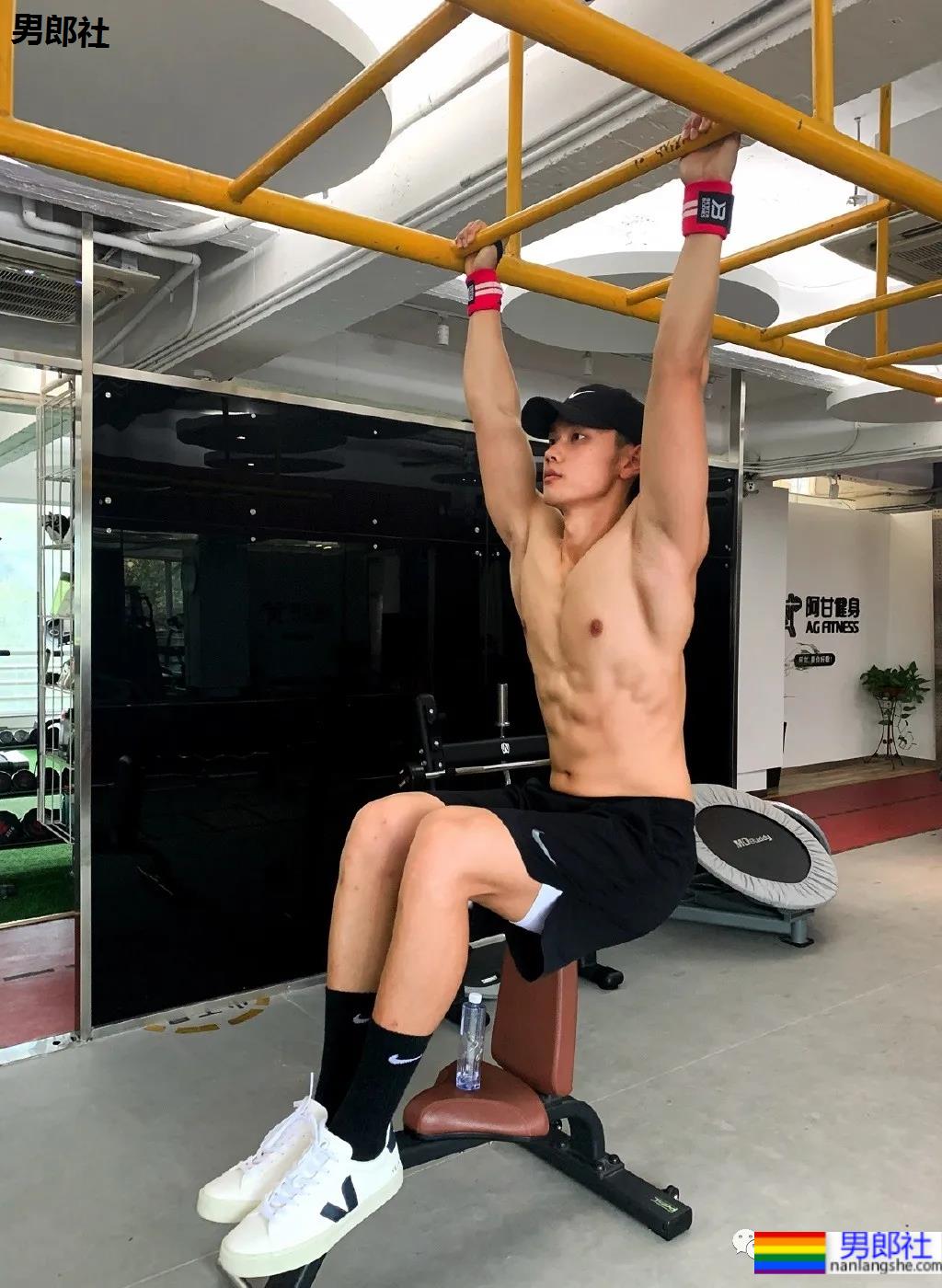 李宁的新模特火了，188CM山东小哥就是一“翘屁嫩男”！ - 51虹马