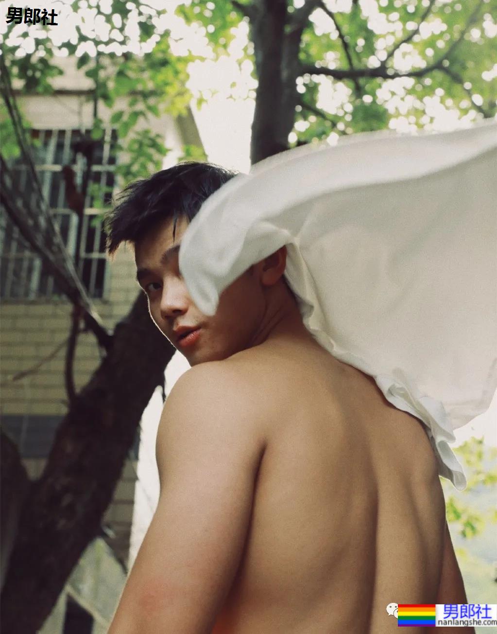 李宁的新模特火了，188CM山东小哥就是一“翘屁嫩男”！ - 51虹马