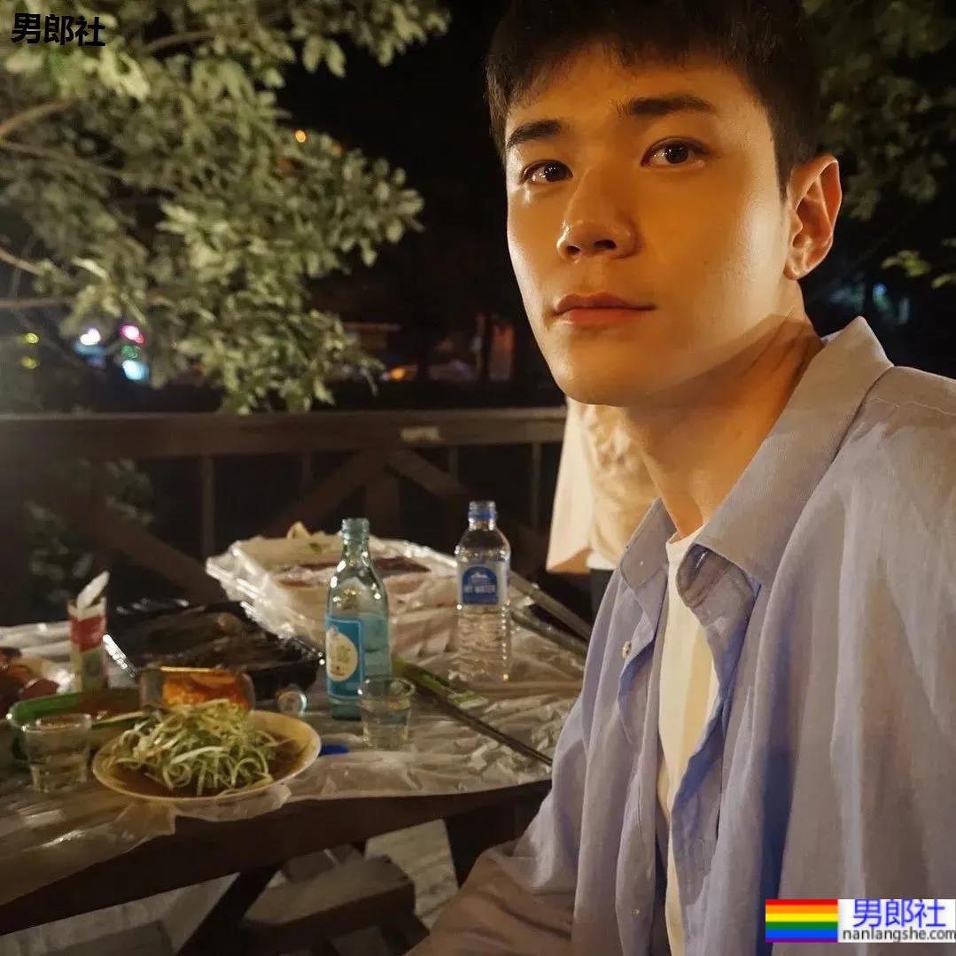 189CM咖啡师小哥撞脸龚俊？拍CK内裤照遭Diss！ - 51虹马