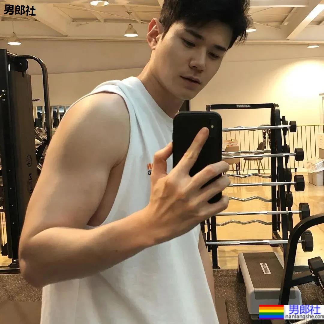 189CM咖啡师小哥撞脸龚俊？拍CK内裤照遭Diss！ - 51虹马