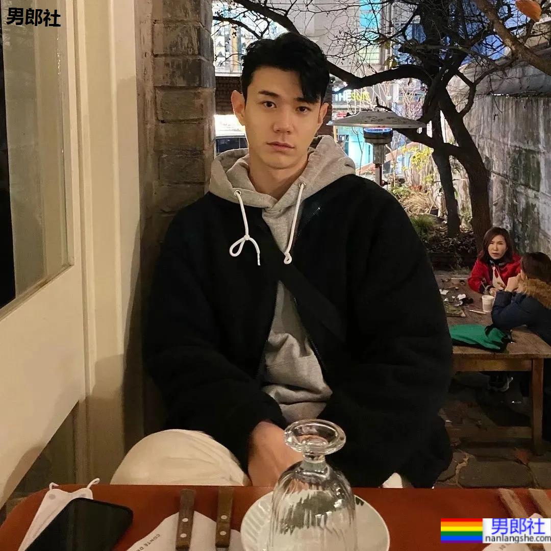 189CM咖啡师小哥撞脸龚俊？拍CK内裤照遭Diss！ - 51虹马