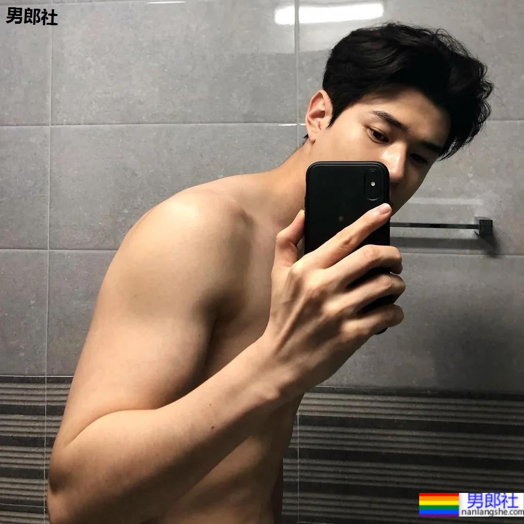 189CM咖啡师小哥撞脸龚俊？拍CK内裤照遭Diss！ - 51虹马