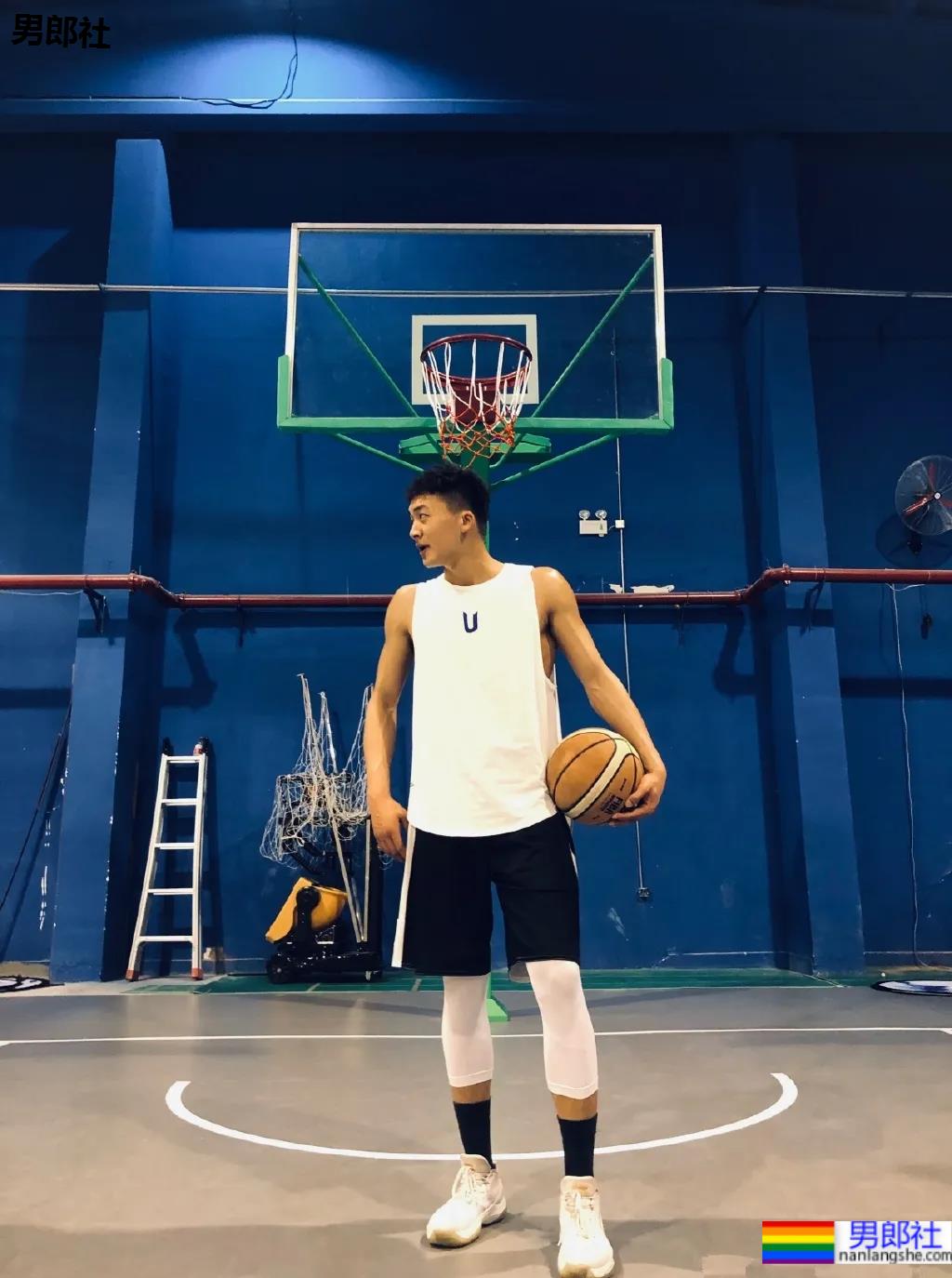 00年191大长腿篮球体育生，我康康谁又可了？ - 51虹马