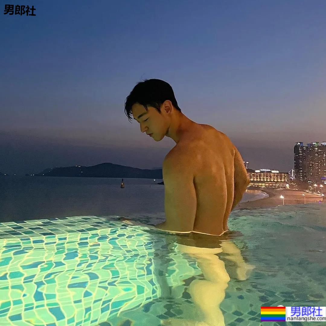 小奶狗机长靠潜水照吸粉10万，网友：这身材也太可了！ - 51虹马