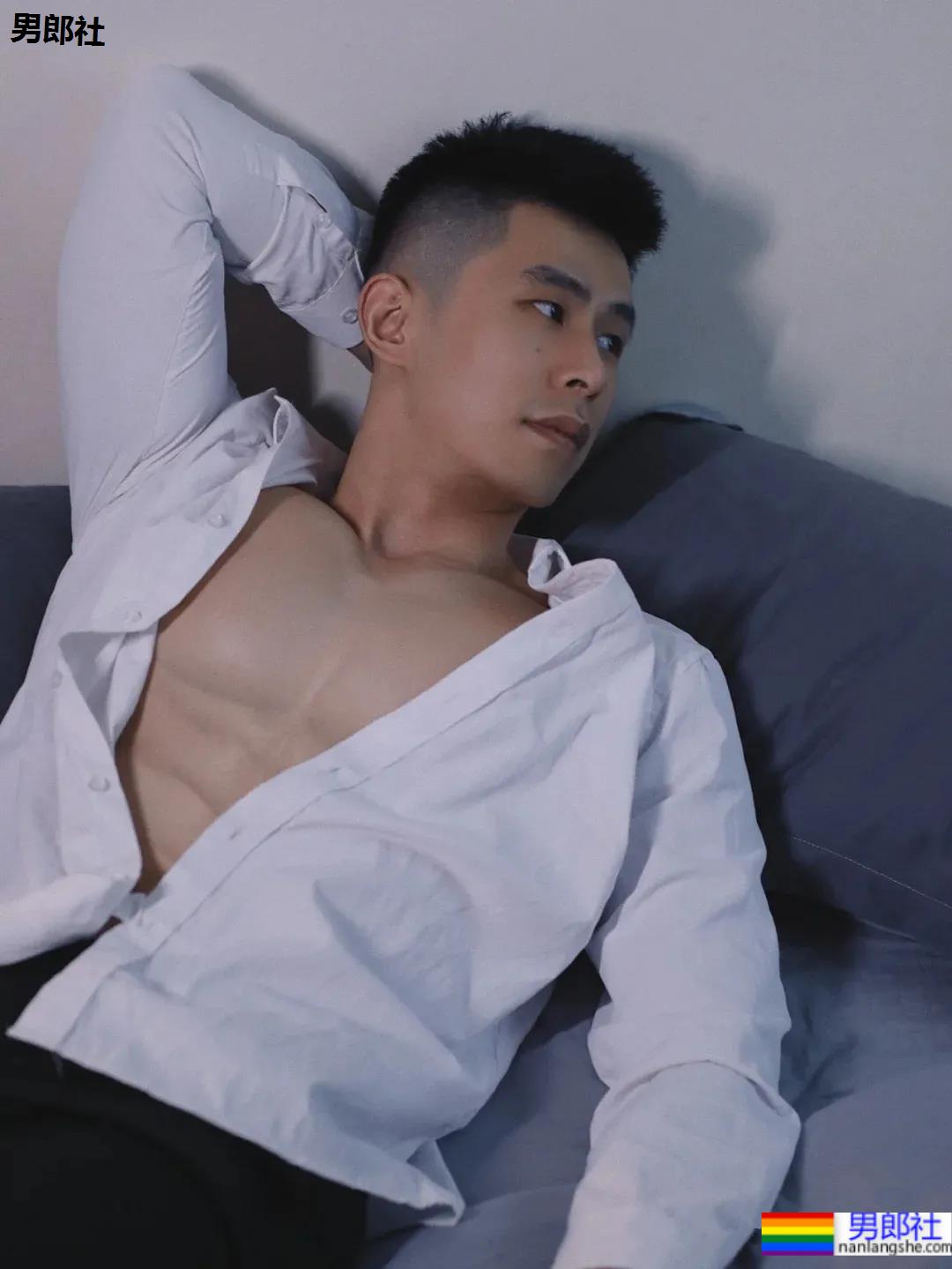 成都体院的老师也太敢拍了，体院毕业的他果然超强！-51虹马