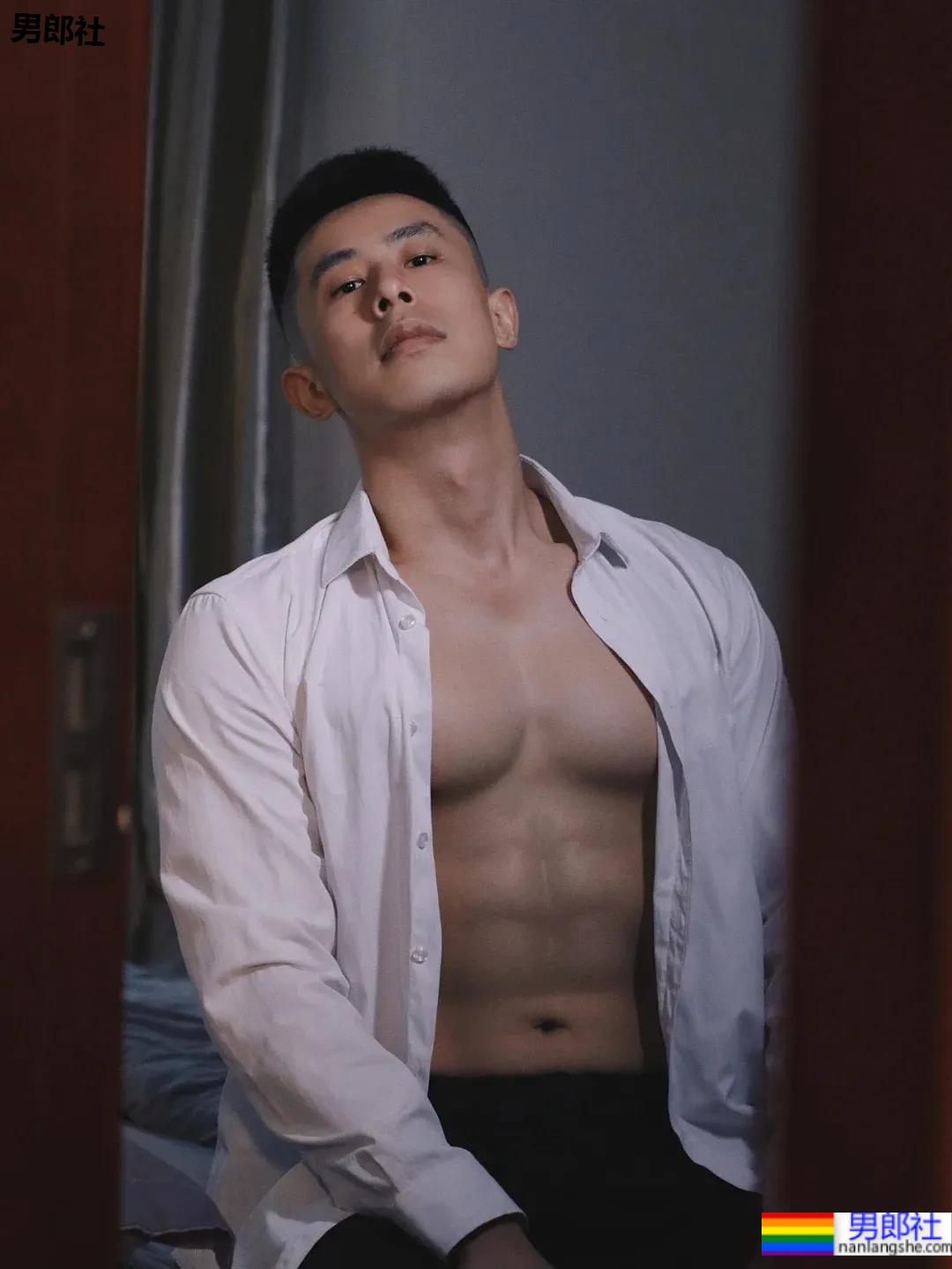 成都体院的老师也太敢拍了，体院毕业的他果然超强！ - 51虹马