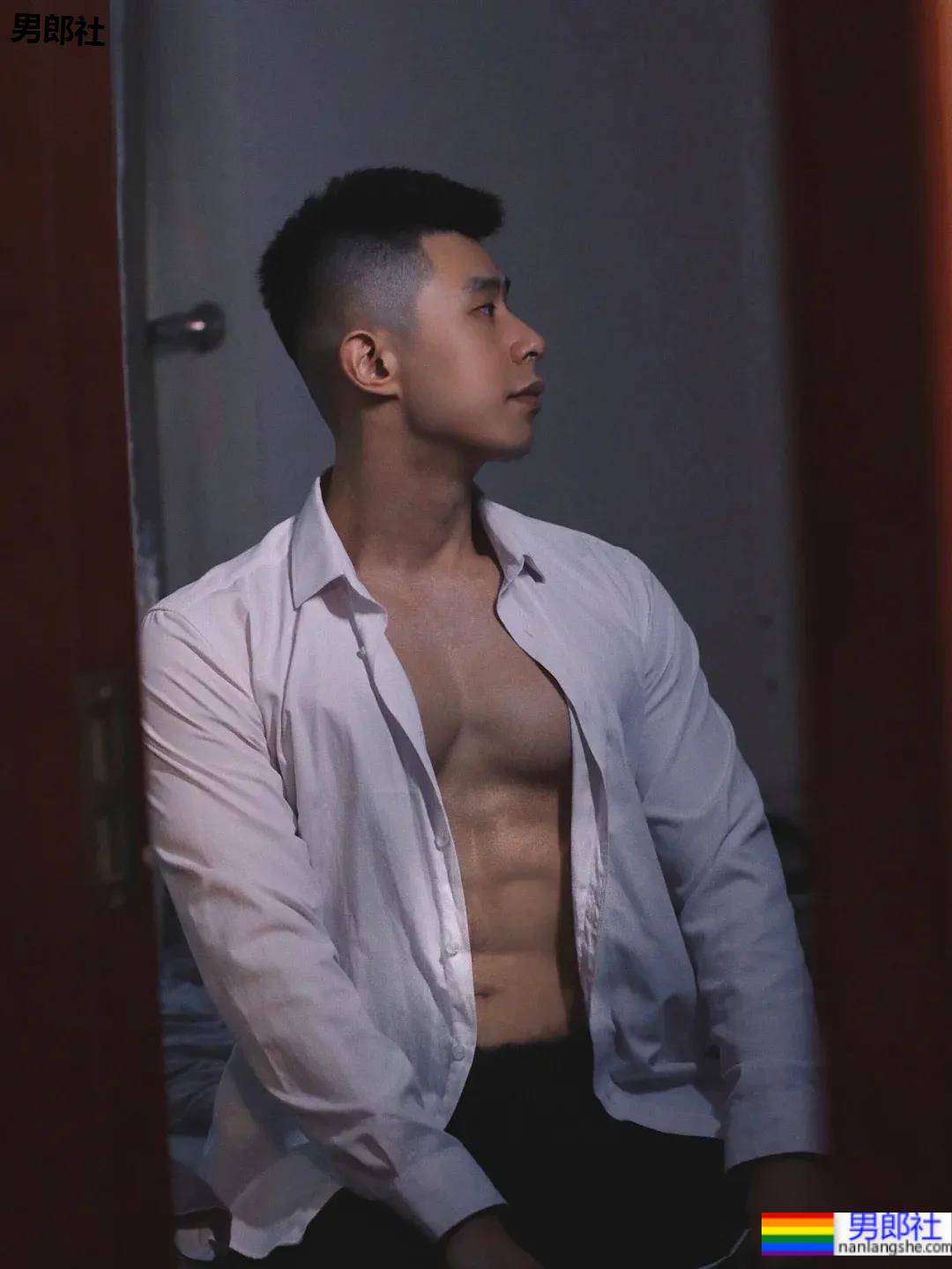 成都体院的老师也太敢拍了，体院毕业的他果然超强！ - 51虹马