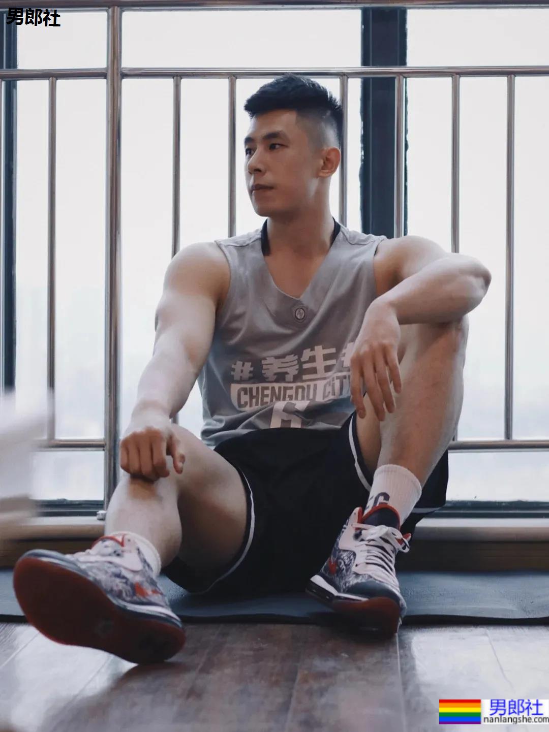 成都体院的老师也太敢拍了，体院毕业的他果然超强！ - 51虹马