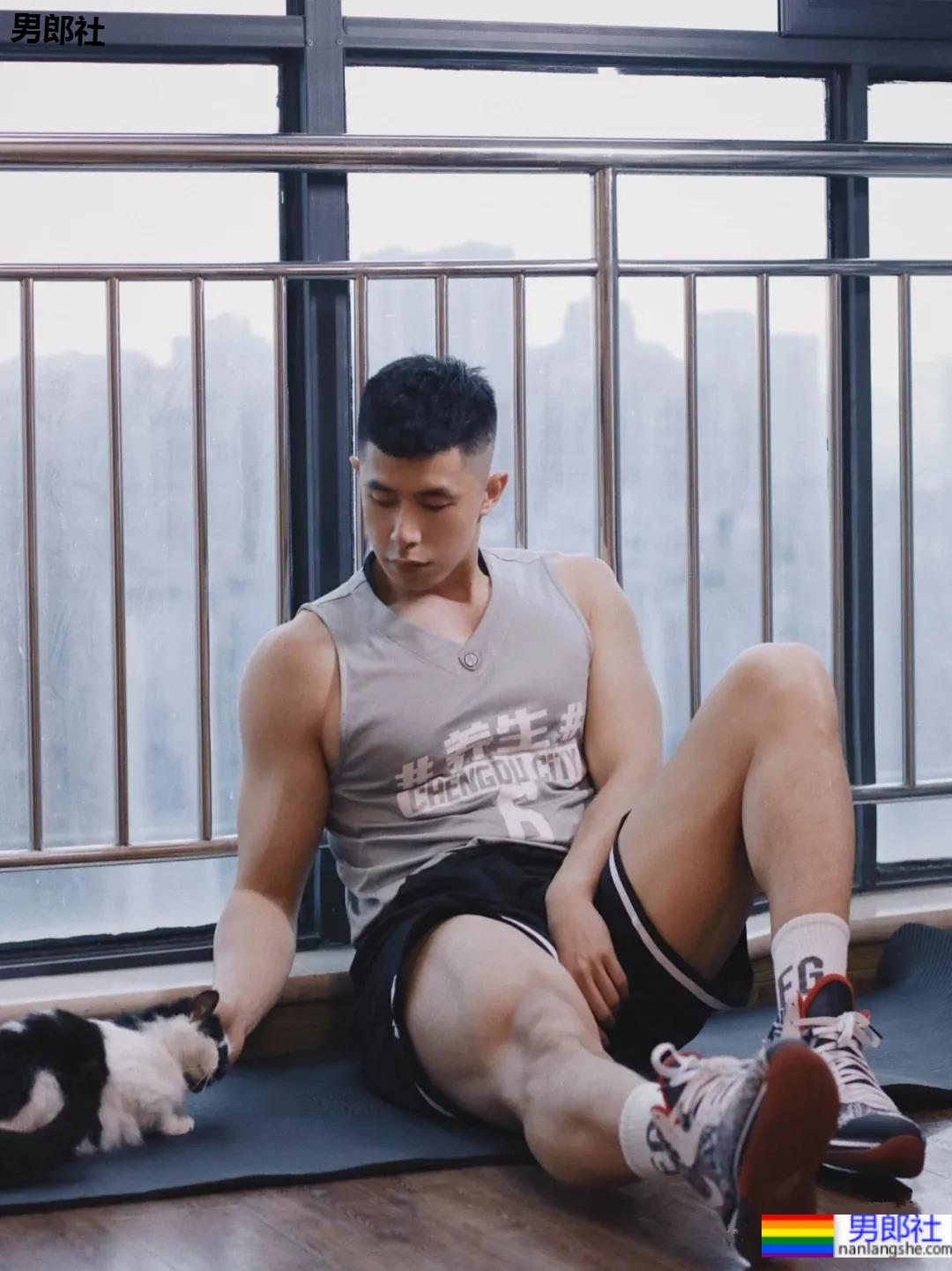 成都体院的老师也太敢拍了，体院毕业的他果然超强！ - 51虹马