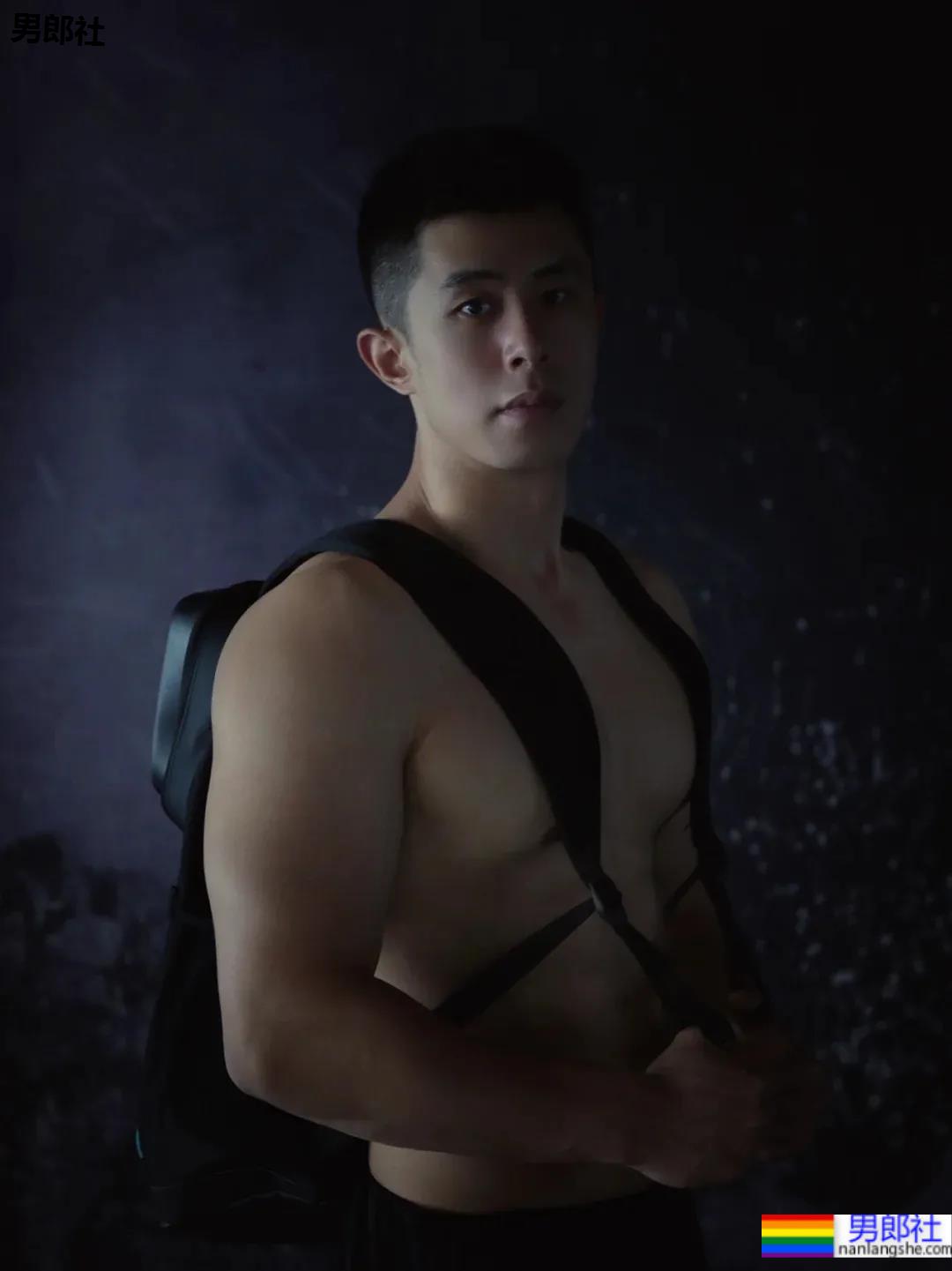 成都体院的老师也太敢拍了，体院毕业的他果然超强！ - 51虹马