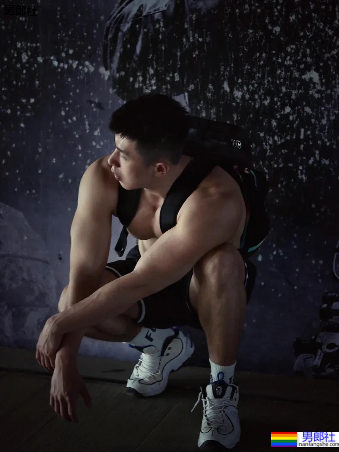 成都体院的老师也太敢拍了，体院毕业的他果然超强！ - 51虹马