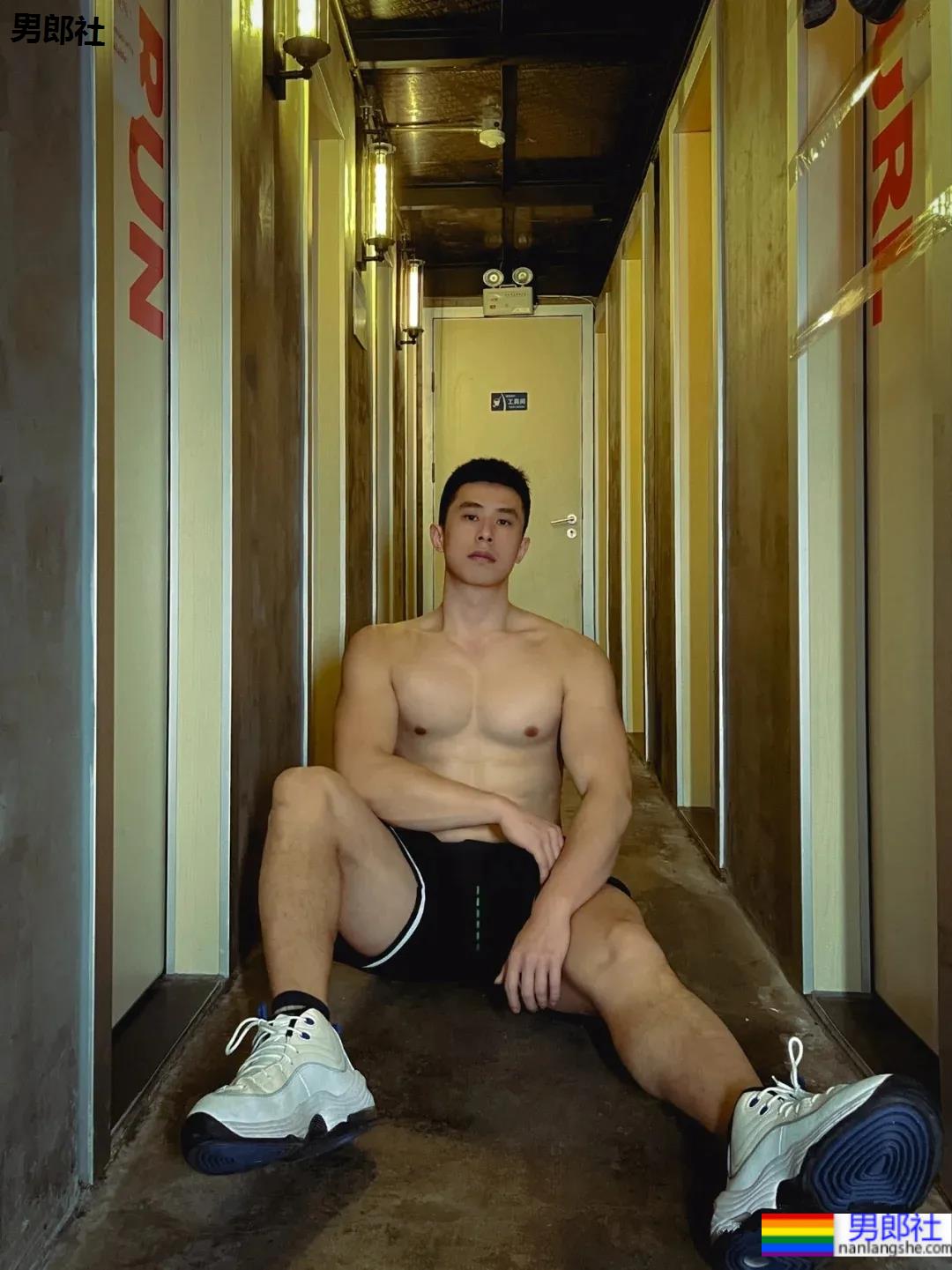 成都体院的老师也太敢拍了，体院毕业的他果然超强！ - 51虹马