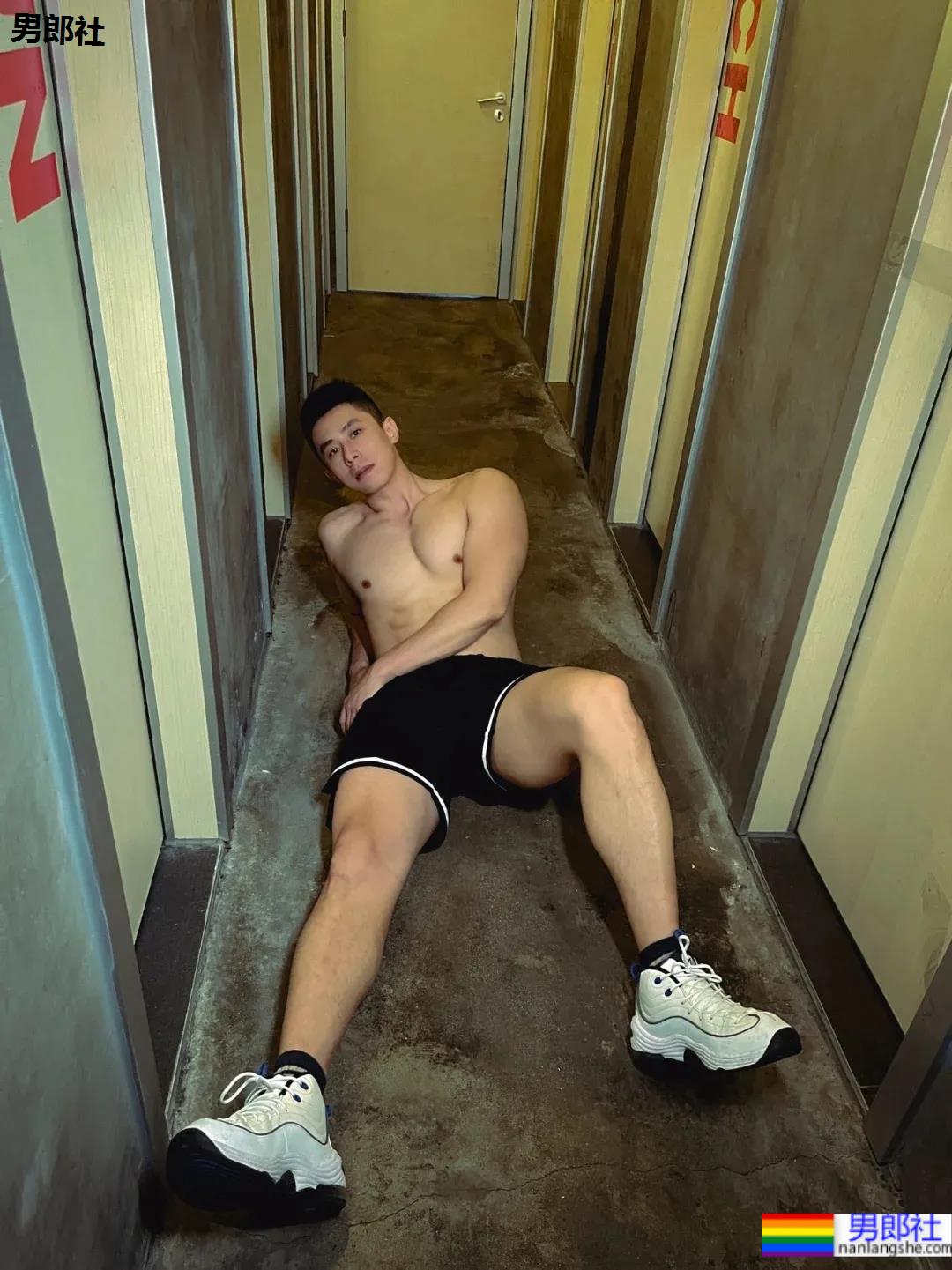 成都体院的老师也太敢拍了，体院毕业的他果然超强！ - 51虹马