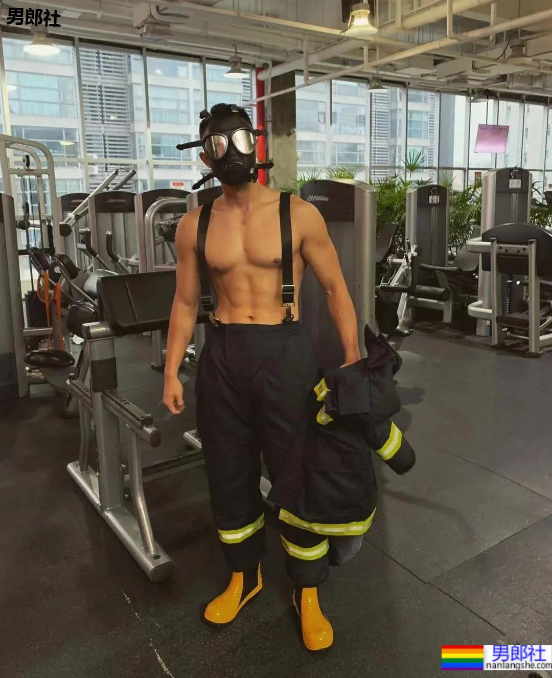 成都体院的老师也太敢拍了，体院毕业的他果然超强！ - 51虹马