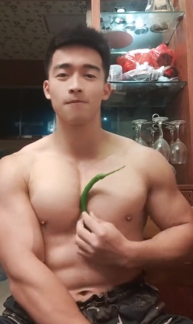 肌肉男用大胸肌夹辣椒胡萝卜，这胸肌好大！-51虹马