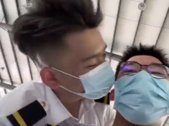 飞行学院肌肉男脱衣打疫苗，这也太好看了吧-51虹马