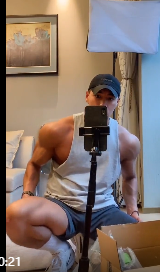 为了卖东西小哥哥穿超小裤裤卖-51虹马