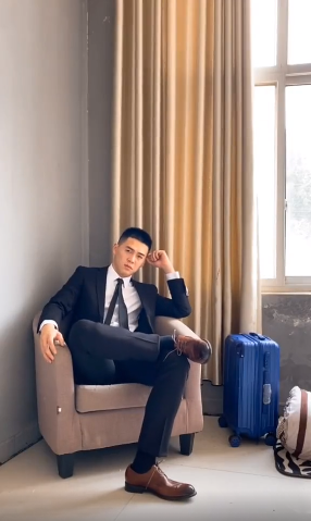 正装帅哥叫我去坐他腿上，也太会了吧-51虹马