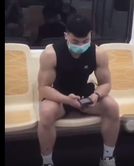 成都地铁17号线偶遇肌肉帅哥，太大了！-51虹马