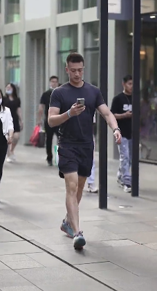 当成都春熙路的小哥哥穿上短裤，也太好看了-51虹马