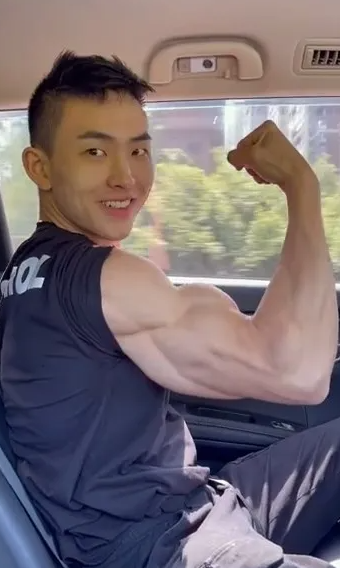 拼车遇到肌肉男，他非要撩衣服给我看腹肌-51虹马