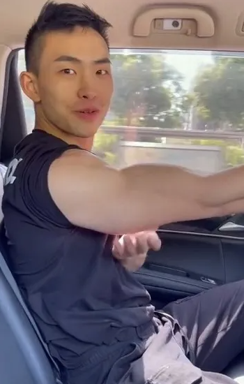 拼车遇到肌肉男,他非要撩衣服给我看腹肌 - 51虹马 拼车遇到肌肉男,他非要撩衣服给我看腹肌 - 51虹马