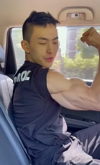 拼车遇到肌肉男,他非要撩衣服给我看腹肌 - 51虹马 拼车遇到肌肉男,他非要撩衣服给我看腹肌 - 51虹马