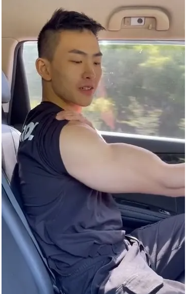 拼车遇到肌肉男,他非要撩衣服给我看腹肌 - 51虹马 拼车遇到肌肉男,他非要撩衣服给我看腹肌 - 51虹马