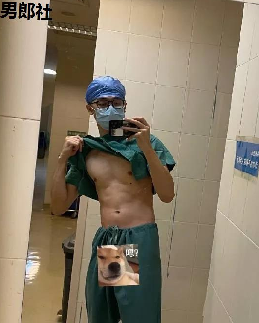 广州学医的篮球小哥哥太惹火！不穿衣服的自拍真真好看-51虹马