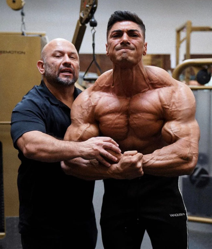 强化上胸的好动作：跪姿T杠胸推-51虹马