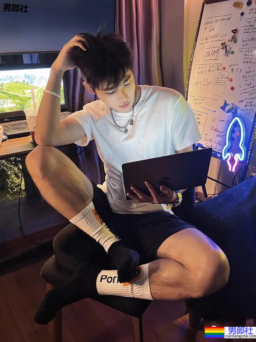 鲜帅高中生小奶狗,谁家有这款的弟弟呀? - 51虹马 鲜帅高中生小奶狗,谁家有这款的弟弟呀? - 51虹马